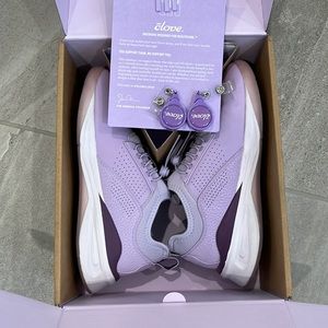 Women’s Lavender Clove Classic Shoes size 9